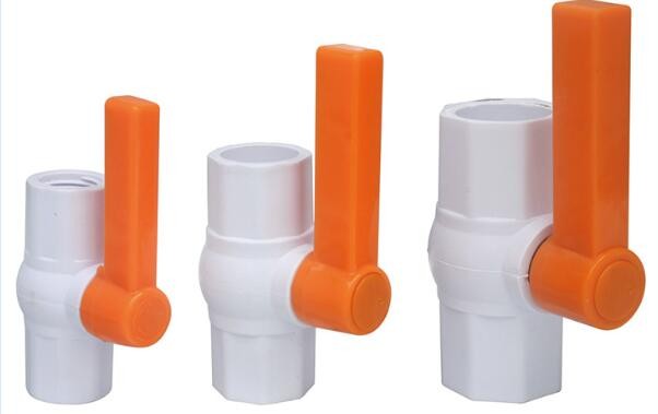 UPVC صمام كروي أحادي الاتحاد مزود بمقبس أو خيط BSPT