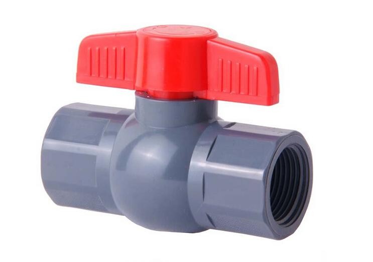 UPVC صمام كروي أحادي الاتحاد مزود بمقبس أو خيط BSPT